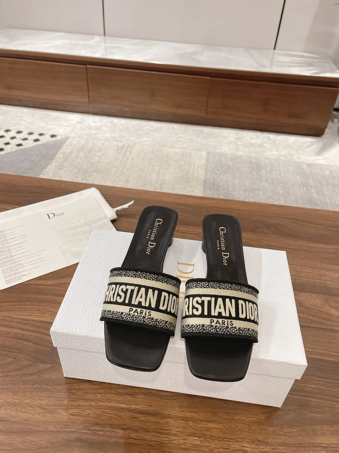 👟👟Ex-factory price 440👟👟 Women's shoes Women's clothing Women's shoes Women's shoes Women's clothing Dior • Dior 2025 DWAY spring and summer new one-word embroidered slippers version CD letter logo three-dimensional embroidery cylindrical heel sandals Square toe thick heel jelly color open-toe slippers Upper: original consistent high-temperature water-soluble cotton electro-embroidery technology silk fabric Inner: water-dyed sheepskin lining Outsole: Italian leather outsole Heel height: 3.5CM Size: 35-40